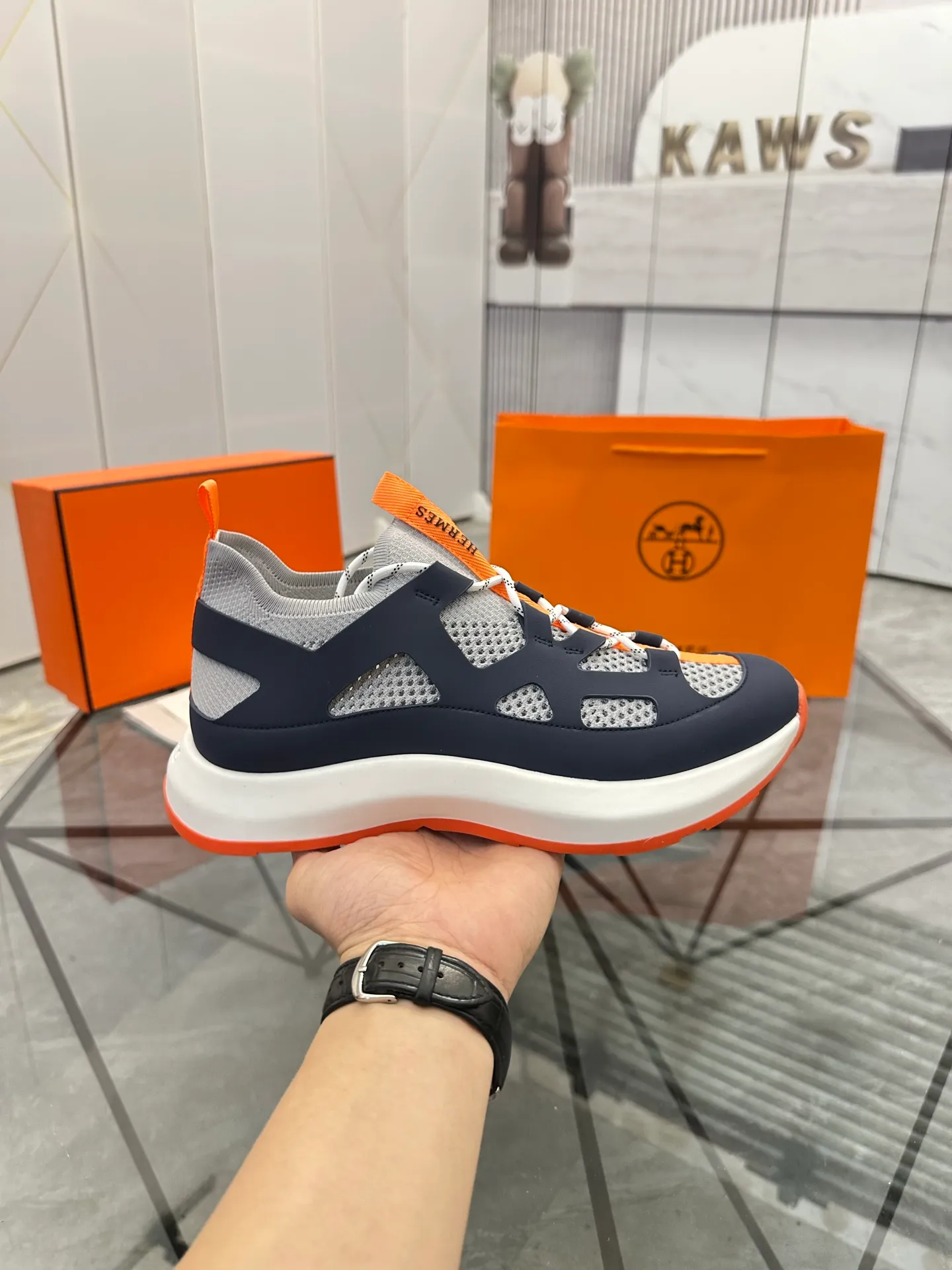 Men's shoes for sale 💰: 💰P660¥ High-end top quality Product trademark: Hermes *"Hermès*" low-top casual shoes Regular size: 38-45 (can be customized to 46) Product materials: upper imported first-layer cowhide stitched with original fabric, original rubber sheet, breathable lining, cowhide foot pads, original outsole. No.: 001